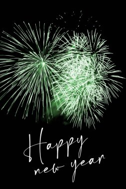 Yeni yıl yeşil havai fişek yıldızları yeni yıl arifeniz kutlu olsun. Şatafatlı havai fişek gösterisi, yılın dönüm noktası kutlaması. Tatil sezonu partisi zamanı. Birinci sınıf eğlence gece hayatı geçmişi.