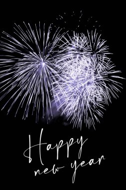 Mutlu yıllar mor havai fişek yıldızları, yeni yıl arifesi. Şatafatlı havai fişek gösterisi, yılın dönüm noktası kutlaması. Tatil sezonu partisi zamanı. Birinci sınıf eğlence gece hayatı geçmişi.