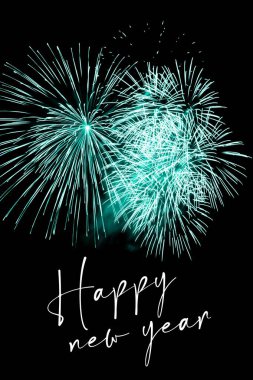 Yeni yıl turkuaz havai fişek yıldızları yeni yıl arifeniz kutlu olsun. Şatafatlı havai fişek gösterisi, yılın dönüm noktası kutlaması. Tatil sezonu partisi zamanı. Birinci sınıf eğlence gece hayatı geçmişi.