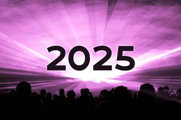 Mutlu yıllar 2025 pembe lazer şovu insanları. Yılın dönümünde seyirci siluetleriyle lüks eğlence. Tatil sezonunda özel gece hayatı etkinliği.