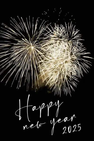 Mutlu yıllar 2025 sarı havai fişek yıldızları, yeni yıl arifesi. Şatafatlı havai fişek gösterisi, yılın dönüm noktası kutlaması. Tatil sezonu partisi zamanı. Birinci sınıf eğlence gece hayatı geçmişi.