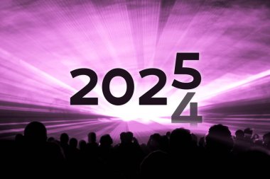 2024 yılı sonu 2025 pembe lazer gösterisi partisi. Yeni yıl kutlamalarında seyircilerle dolu lüks bir eğlence. Tatil sezonunda gece hayatı etkinliği.