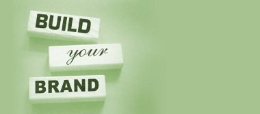 Sözcükler markanı tahta bloklara yazarak oluşturdu. Eski tarz bir geçmişi var. Markalaşma pazarlama kavramı.