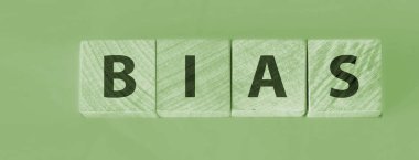 Tahta bloklar üzerinde önyargı kelimesi mavi arkaplan.