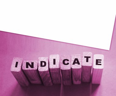 Cyan arka planındaki tahta bloklar hakkında bilgi ver. Finansal gösterge Güvensiz ve güvensiz tahviller veya KPI kavramı.