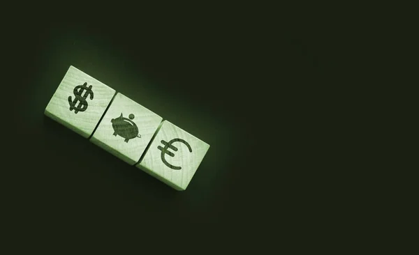 Wooden Cube Dollar Piggy Bank 그리고 Euro Sign 입니다 세계적 — 스톡 사진
