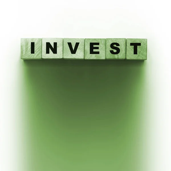 Investera Ord Skrivet Träklossar Vitt Företagsfinansiering — Stockfoto
