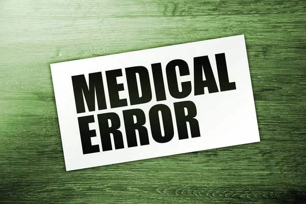 Text Medical Error Wörter Auf Einer Karte Auf Einem Holztisch — Stockfoto