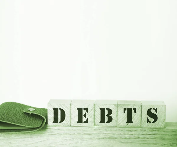 债务木制立方体与字母的木制背景 财务概念 — 图库照片