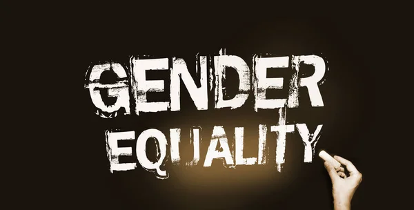 黒板にジェンダー平等とチョークで手 男性と女性の概念に対する平等な賃金と平等な権利 — ストック写真