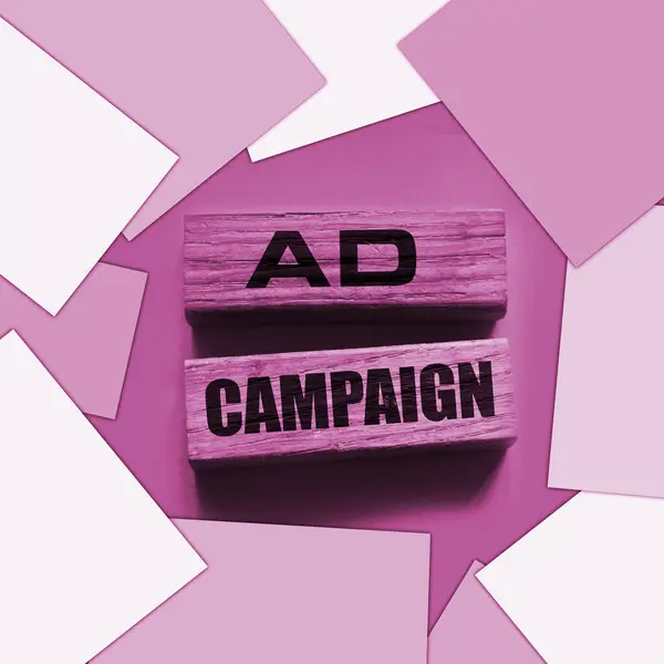 Campaña Publicitaria Sobre Bloques Madera Sobre Fondo Amarillento Marketing Publicidad —  Fotos de Stock