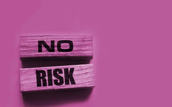 黄色の背景に木製のブロックにリスクの言葉はありません リスク管理の考え方 — ストック写真