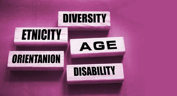 Różnorodność Etnicity Wiek Orientacji Słowa Niepełnosprawności Drewnianych Klocków Koncepcja Społeczna — Zdjęcie stockowe