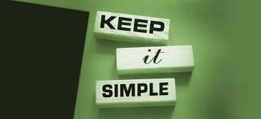 Koyu gri arka planda tahta bloklarda basit kelimeler kullan. İş metni yazma kavramı.