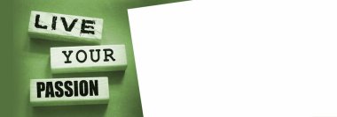 Tahta bloklara yazılmış tutkulu sözlerinizi yaşayın. Hayalindeki kaderi yaşa. Kişisel motivasyon koçluğu konsepti..