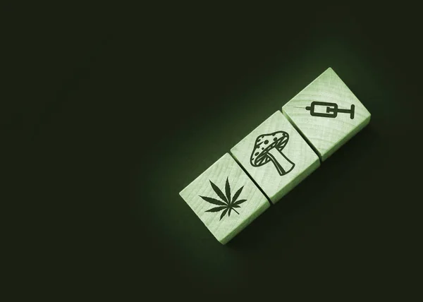 Iconos Drogas Cubos Madera Natural Hoja Cannabis Champiñones Jeringa Bloques — Foto de Stock