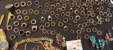 Siyah arkaplanda mücevher görünümünü kapat 