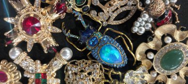 Siyah arkaplanda mücevher görünümünü kapat 