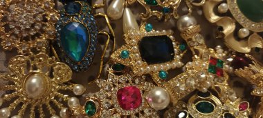 Siyah arkaplanda mücevher görünümünü kapat 