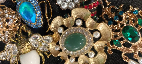 Muitos Broches Com Pedras Preciosas Ouro Mercado Pulgas — Fotografia de Stock