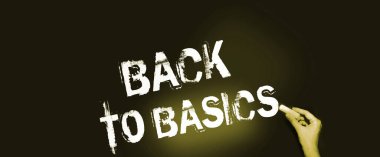 Tahtaya tebeşirle yazılmış temel bilgilere dönelim. İlkokul eğitimi ya da küçük işletme ilk adımları konsepti.