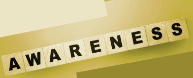 Yeşil arka planda tahta küplere dikkat çeken alfabe harfi. Doğanın eolojik konsepti, sağlık konsepti korunuyor.