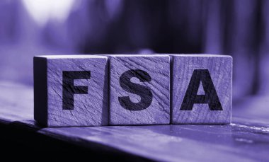 Tahta küplere yazılmış esnek harcama hesabı FSA. Mali konsept.