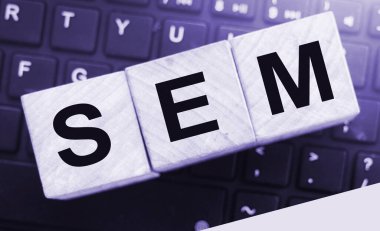 SEM Arama Motoru Pazarlama, bilgisayar klavyesine konulan tahta küplere yazılmış. Çevrimiçi iş teknolojisi optimizasyonu kavramı