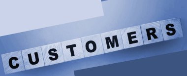 Müşteri sözcüğü ahşap bloklama yeşil gradyan hakkında. B2C iş pazarlama kavramı.