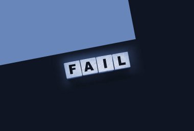 Başarısız Kelime metni siyah arkaplan üzerine tahta küp bloklarıyla yazılmış. İş krizi kavramı.