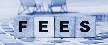 Tahta bloklar ve metin: ücretler. Vergi işi kavramı.