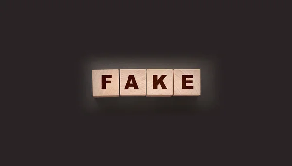 Fake Slovo Napsané Dřevěných Blocích Černém Pozadí — Stock fotografie