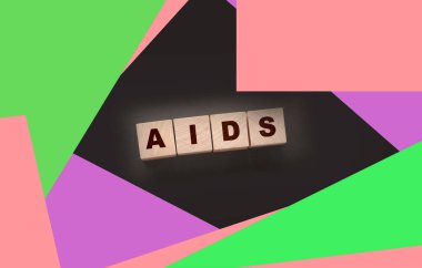 AIDS 'in kısaltması tahta küplere yazılmış. Sağlık sigortası konsepti. Cinsel yolla bulaşan hastalıklar.