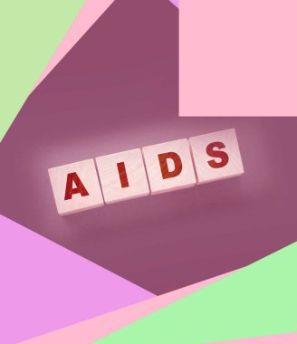 AIDS 'in kısaltması tahta küplere yazılmış. Sağlık sigortası konsepti. Cinsel yolla bulaşan hastalıklar.