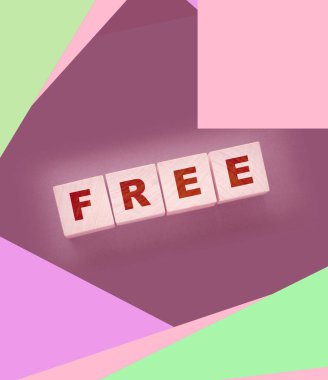 Kara arka planda tahta bloklarda bedava. İş konsepti.