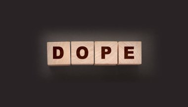 Ahşap bloklar için uyuşturucu kelimesi. Bağımlılık konsepti. Sağlık hizmetleri kavramı.