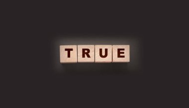 konsept kelime siyah arkaplandaki tahta küplerde doğrudur.