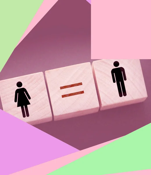 男女共同参画の概念 女性と男性のシンボルと等しい記号を持つ木製のキューブ 同等の賃金社会的品質の概念 — ストック写真