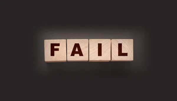 失敗した単語テキスト黒い背景に木製のキューブブロックで書かれています 事業危機の概念 — ストック写真