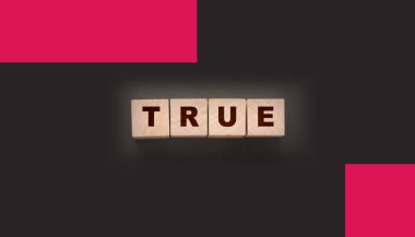 konsept kelime siyah arkaplandaki tahta küplerde doğrudur.