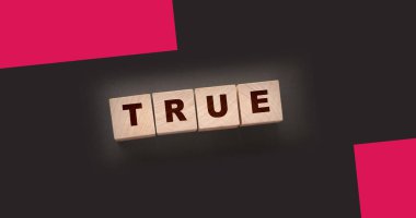 konsept kelime siyah arkaplandaki tahta küplerde doğrudur.