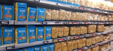 süpermarket rafları arkaplan görüntüsü 