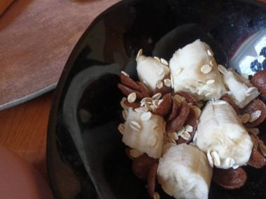 Muz ve yulaf lapası manzarası, kahvaltı fikirleri. 