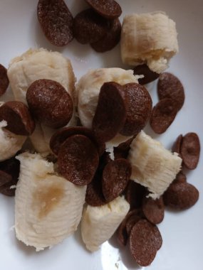 Muz ve yulaf lapası manzarası, kahvaltı fikirleri. 