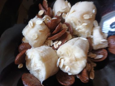 Muz ve yulaf lapası manzarası, kahvaltı fikirleri. 