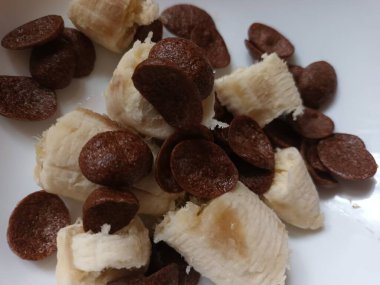 Muz ve yulaf lapası manzarası, kahvaltı fikirleri. 