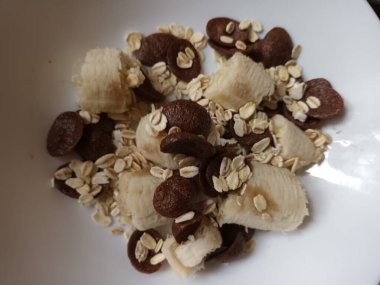 Muz ve yulaf lapası manzarası, kahvaltı fikirleri. 