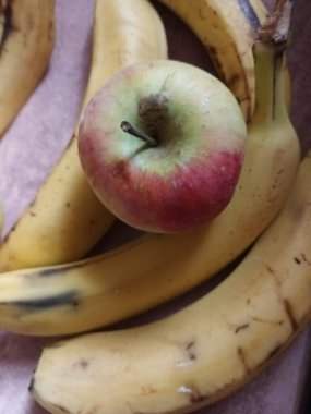 Olgun muzlar ve elmalar yakın görünüm 