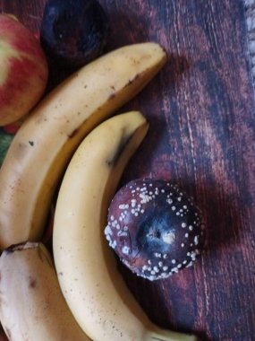 Olgun muzlar ve elmalar yakın görünüm 