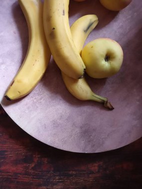 Olgun muzlar ve elmalar yakın görünüm 